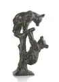 Max Hermann Fritz, Zwei spielende Bärenjunge auf einem Baum. Wohl um 1930, Bronze, gegossen, grünbräunlich patiniert