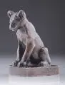 Etha Richter, Sitzendes Löwenjunges, 1909, Bronze, gegossen, partiell lasierend braun patiniert