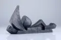 Hermann Naumann, Sitzende mit angewinkelten Beinen, 2008, Bronze, schwarzbraun patiniert