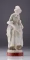 Augustin Handzel, August Handzel, Biedermeierdame, den Rock anhebend. Für Friedrich Goldscheider, Paris - Leipzig, 1913, Alabaster, partiell grünlich eingefärbt