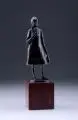 Max Walter Sachsse, Stehendes Mädchen mit Blumenbukett. Ohne Jahr, Bronze, braun patiniert, auf rotem Marmorsockel montiert