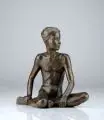Dorothea von Philipsborn, Sitzender Knabe. 1950er Jahre, Bronze, gegossen, braun patiniert