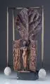 Aleksander Dętkoś, Die Frau in der Welt, 2010, Bronze, gegossen und verlötet, rötlich-schwarz patiniert; weißer Granit