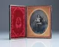 William G. Helsby, Portrait einer Frau mit zwei Kindern. Atelier William G. Helsby, Valparaiso, Chile. 2. H. 19. Jh, Daguerreotypie
