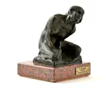 Ján Koniarek, Kľačiaci ženský akt, 1922-23, Bronz, mramorový podstavec