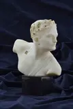 Hugo Otto Poertzel, Busta mladíka s vavrínovým vencom, Okolo 1930, Alabaster, čierny mramor