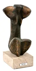 Paľo Tóth, Sediaca, 1964, Bronz, travertínový podstavec