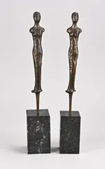 2x Beeld, Staande dames, Twee moderne bronzen damesfiguren op zwart marmeren sokkels