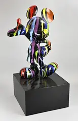 Mickey Mouse beeld, H 80 cm., Groot beschilderd kunststoffen beeld van Mickey Mouse op basement (voet gelijmd)