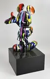 Mickey Mouse beeld, H 80 cm., Groot beschilderd kunststoffen beeld van Mickey Mouse op basement (voet gelijmd)