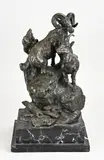 Groot bronzen figuur op marmeren basement, Steenbokken, Groot bronzen figuur op marmeren basement