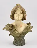 1900 by Antieke art nouveau damesbuste met floraal decor, sold Oct 2025
