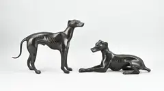 2x Bronzen beeld, Hazewindhonden, Twee bronzen whippets (windhonden)