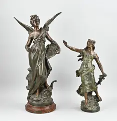 2x Frans figuur, H 47 - 65 cm.