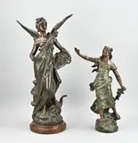 2x Frans figuur, H 47 - 65 cm.