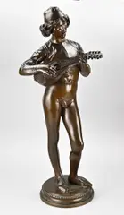 Groot bronzen figuur, Muzikant, H 76 cm.