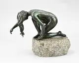 Hansje den Hollander, Knielende naakte dame, Modern bronzen figuur, op marmeren sokkel