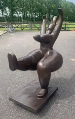 Zeer groot bronzen beeld van een corpulente dame, Corpulente dame