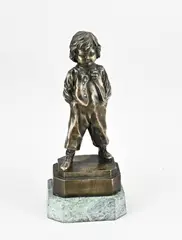 Gesigneerd bronzen beeld, Jongen, Jongen, op marmeren basement