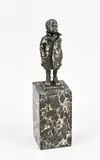 Jongen by jongen met regenjas op marmeren sokkel Bronzen beeld, Bronzen beeld, jongen met regenjas op marmeren sokkel, sold Apr 2024