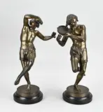 Paar bronzen beelden, H 47 - 49 cm.