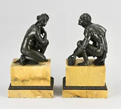 2x Frans bronzen figuur, 1820, Twee antieke gebruneerde Franse bronzen figuren met marmeren basement