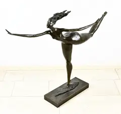Zeer groot bronzen figuur, Naakte dame