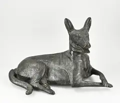 Groot bronzen beeld, Liggende hond