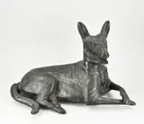 Groot bronzen beeld, Liggende hond