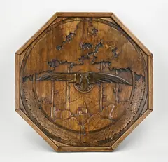Art Deco tafelblad, 1930, Art Deco tafelblad van notenhout met decor van roofvogel boven berglandschap