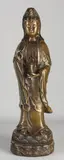 H 43,5 cm. by Oude Chinese bronzen quan yin op lotusbloem, sold Apr 2022
