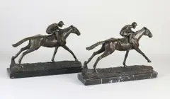 Twee bronzen beelden, Jockeys te paard, Twee bronzen jockeys te paard op marmeren basement
