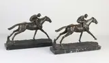 Twee bronzen beelden, Jockeys te paard, Twee bronzen jockeys te paard op marmeren basement
