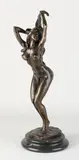Erotisch bronzen beeld, H 43 cm., Erotische bronzen naakte dame op zwart marmeren basement