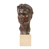 Victor Demanet, Buste de jeune homme, sculpture en bronze à patine brune, socle en marbre beige signé