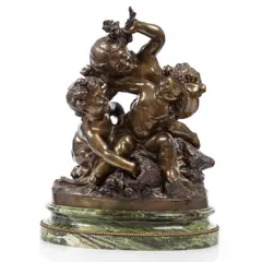Raphaël Charles Peyre, Trois putti jouant, sculpture en bronze à patine brune, socle en marbre vert