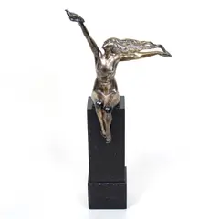 Amedeo Gennarelli, Jeune femme à la colombe, sculpture en bronze à patine argenté et socle en marbre noir
