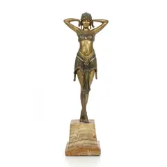 Demetre Chiparus, Danseuse au scarabée, sculpture en bronze à patine polychrome et socle en marbre onyx. Signé sur la terrasse