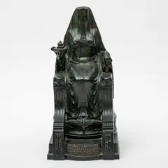 Auguste Puttemans, Isis, déesse de la vie, sculpture en bronze à patine brune. Inscrit sur la base : "Je suis ce qui a été et ce qui sera. Aucun mortel n'a encore levé le voile qui me couvre"