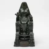 Auguste Puttemans, Isis, déesse de la vie, sculpture en bronze à patine brune. Inscrit sur la base : "Je suis ce qui a été et ce qui sera. Aucun mortel n'a encore levé le voile qui me couvre"