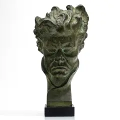 Johan de Maegt, Buste de Beethoven, sculpture en bronze à patine vert, socle en marbre noir. Signé