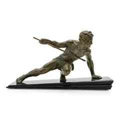 Gustave Buchet, Le chasseur, en régule à patine vert bronze et lance en laiton, socle en marbre noir étagé. Signé