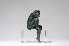 Jean Laniau, La boudeuse, sculpture en bronze à patine vert et noir nuancé