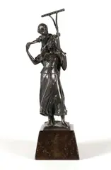Paul Ludwig Kowalczewski, Boerin met kind en hark, Bronzen sculptuur voorstellende een boerin met een kind op de schouders