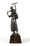 Paul Ludwig Kowalczewski, Boerin met kind en hark, Bronzen sculptuur voorstellende een boerin met een kind op de schouders