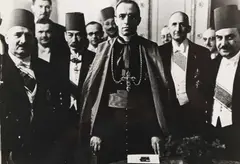 Erich Salomon, Pauselijke nuntius Pacelli in Berlijn, 1929, photograph depicting the papal nuncio Eugenio Pacelli (later Pope Pius XII) standing centr