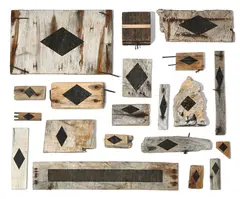 Roger Ackling, Installation, 2006, sculptures en bois gravé par le soleil et clous