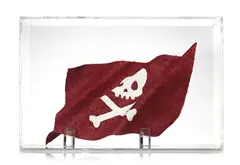Farah Monfaradi, Pirate Flag, technique mixte (toile de drapeau en coton, colle acrylique, vernis, peinture, paillettes de cristaux) montée dans un emboitage en plexiglas