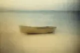 David Hamilton, Sans titre, Barque sur la plage, photographie couleur