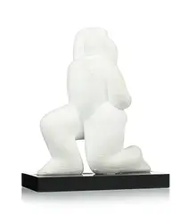 Sophía Vári, Figura femenina, c. 1979,sculpture en plâtre et socle en marbre noir